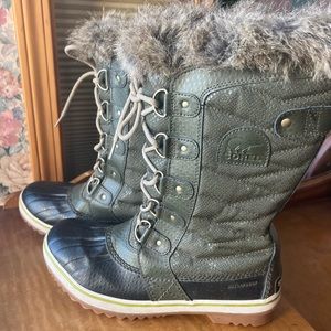 Sorel Joan of Arc Snow Boots. Size 9. Worn twice. Sage Green, Lace Up